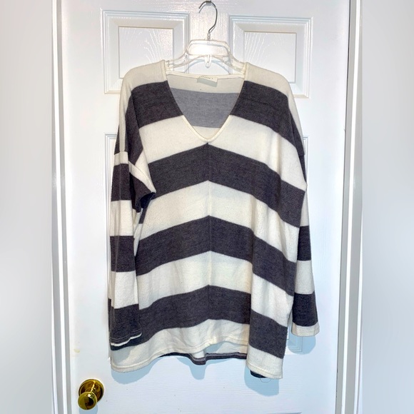 Reborn J Sweaters - Reborn J oversized gray and white boutique sweater. Size XL